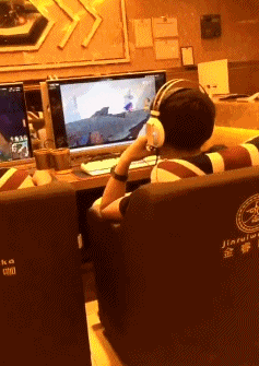 |“钓鱼被咬了一口，好在是条招财龙鱼！”哈哈哈评论很一致了