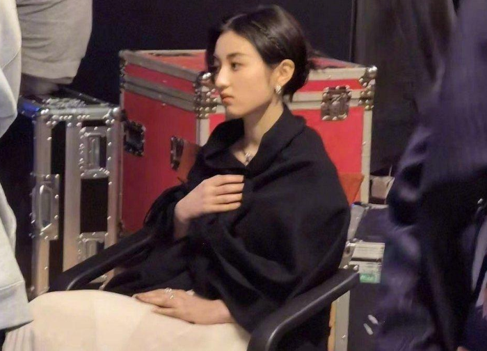 蔡徐坤|路人镜头下的张子枫气质清冷，吾家有女初长成的感觉，太漂亮了吧