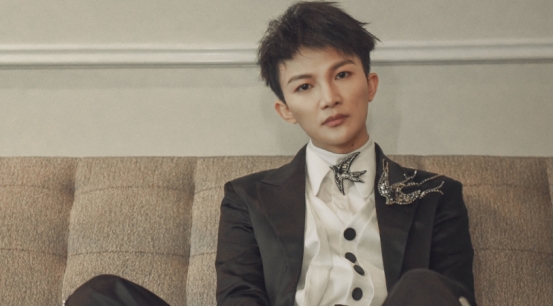 周深|周深红了之后，行为打扮越来越娘化，有点让人受不了！