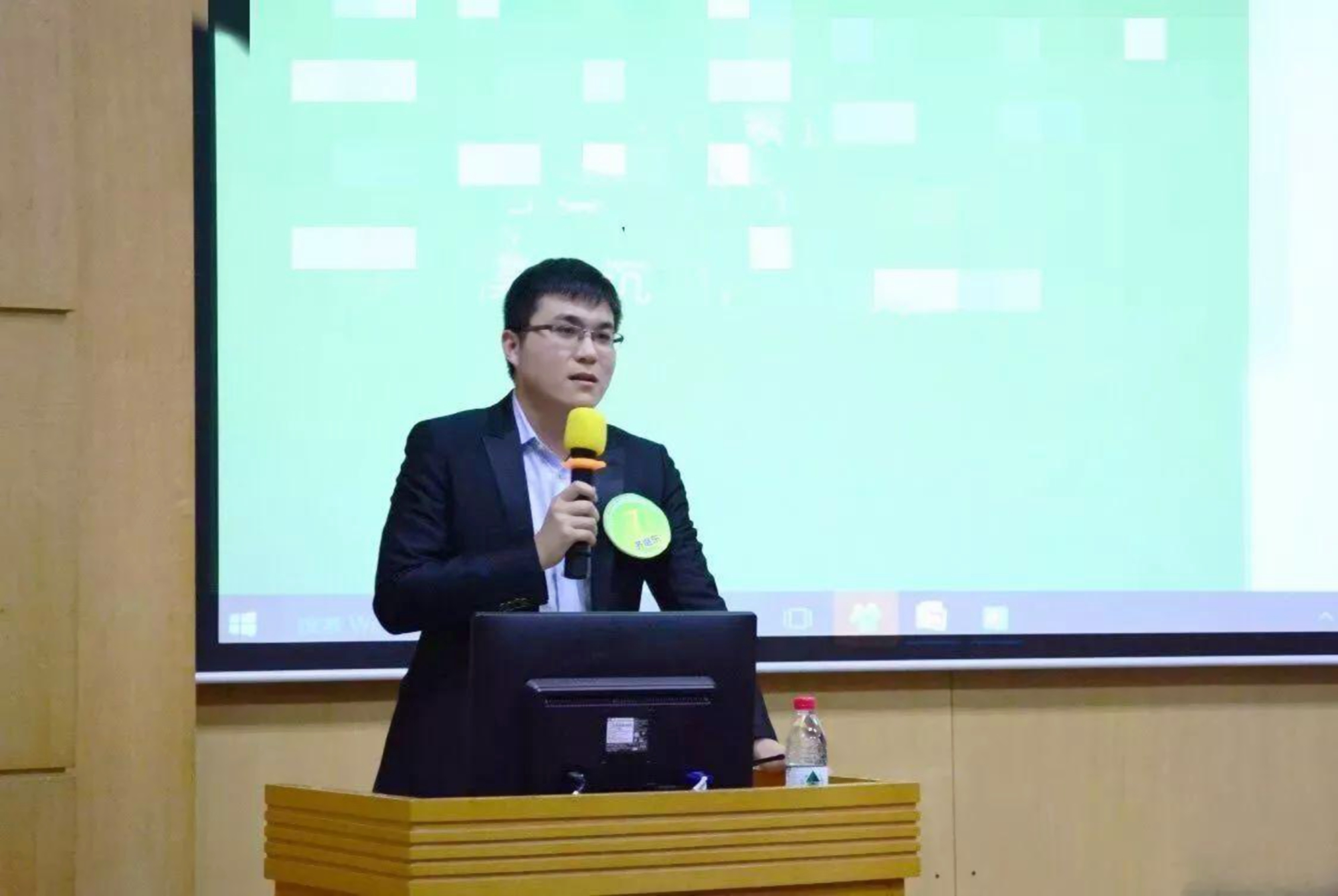 高校|大学辅导员年薪曝光，网友酸了：难怪名校毕业的博士都去当老师了