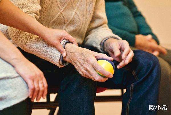 欧小希|手有余粮,内心不慌,老年人还是要留有自己的养老钱