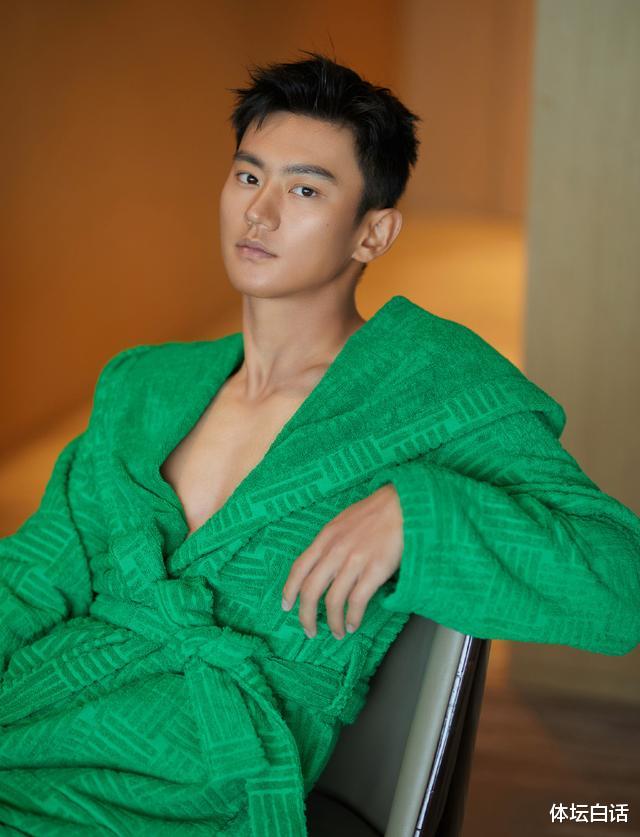 28歲寧澤濤轉型模特，穿綠色睡衣大膽出鏡，自曝腹肌早已消失-圖4