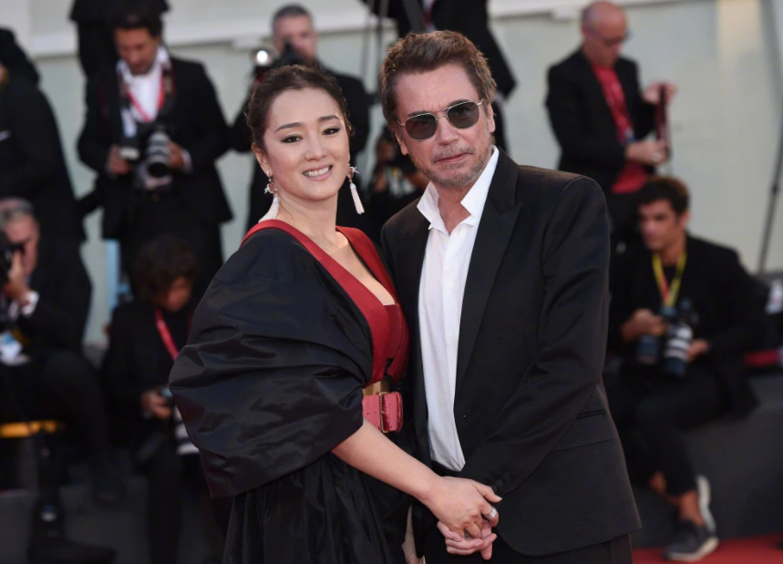 巩俐|第55届金马奖晚会上，巩俐为何拒绝颁奖，张艺谋的做法让人敬佩