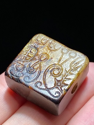 和田玉籽料|汉 和田玉籽料沁色 鹿纹 鸟篆 玉印 穿带印 勒子把件