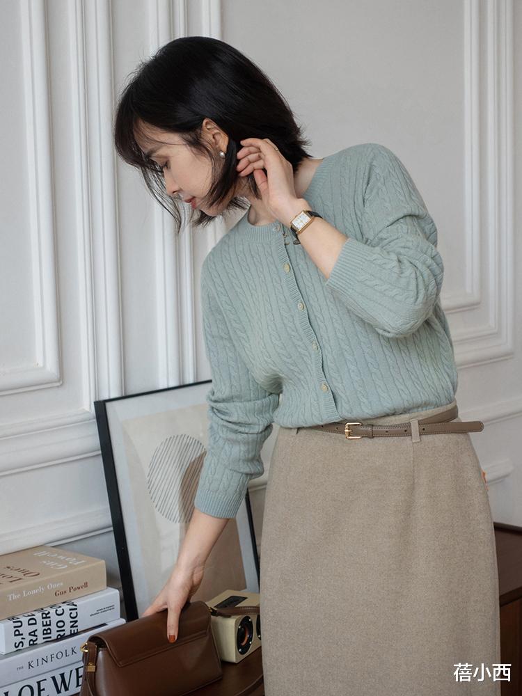 蓓小西 今年火了一种穿搭,叫“针织衫+半身裙”,不仅知性而且超有气质