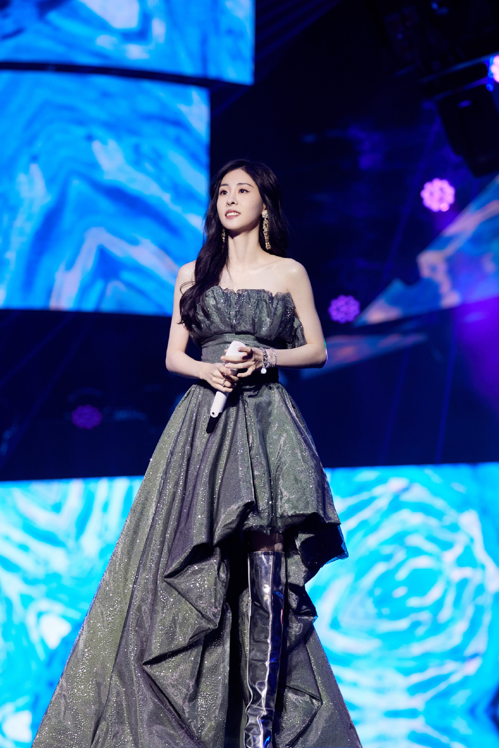 张碧晨|张碧晨当妈后首次红毯，一袭抹胸裙扮逃跑的公主，又瘦又美不违和