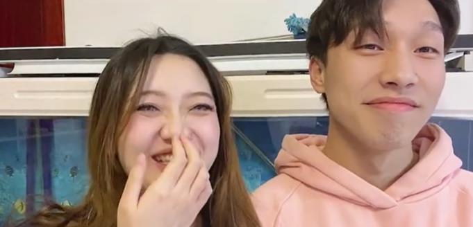 快乐星球|快乐星球“冰柠檬”公开恋情！男方神似烧饼，脖子上吻痕太抢镜