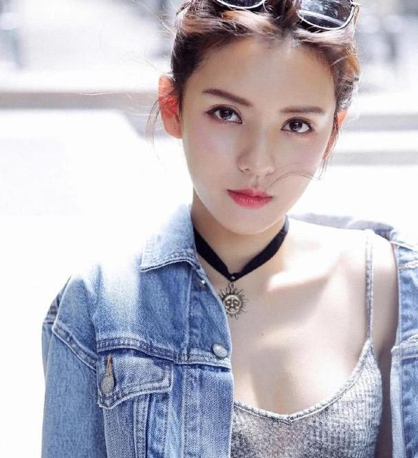 王思聪|王思聪携新女友现身酒吧，霸总式索吻旁若无人，女方疑似前女友甜仇