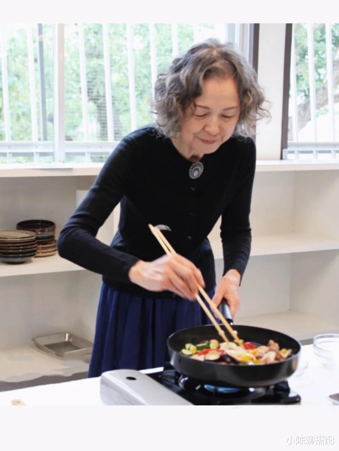 小陈聊搭配|年过70的女性,尽量别穿花一套!瞧日本主妇这样穿,简单好气质