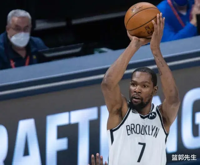 籃網(wǎng)隊(duì)|籃網(wǎng)對(duì)雄鹿，最美杜密靠邊站，最美詹密成主播，誰(shuí)C位一目了然？