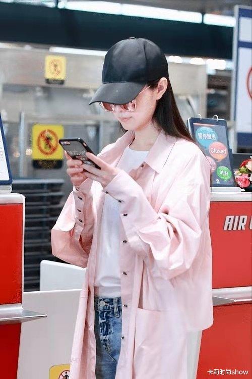 卡莉时尚show|宋轶真懂穿,粉色衬衫减龄够少女,破洞裤秀冷白皮太优越