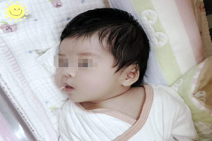 两口育儿|宝宝吐奶，父母只会拍嗝？是时候学习“新技能”了，既有效又实用