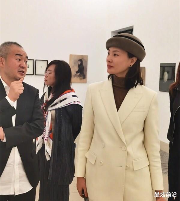 最炫前沿 央视美女主持人刘芳菲，一身白色穿着端庄温婉，久未露面美丽依旧