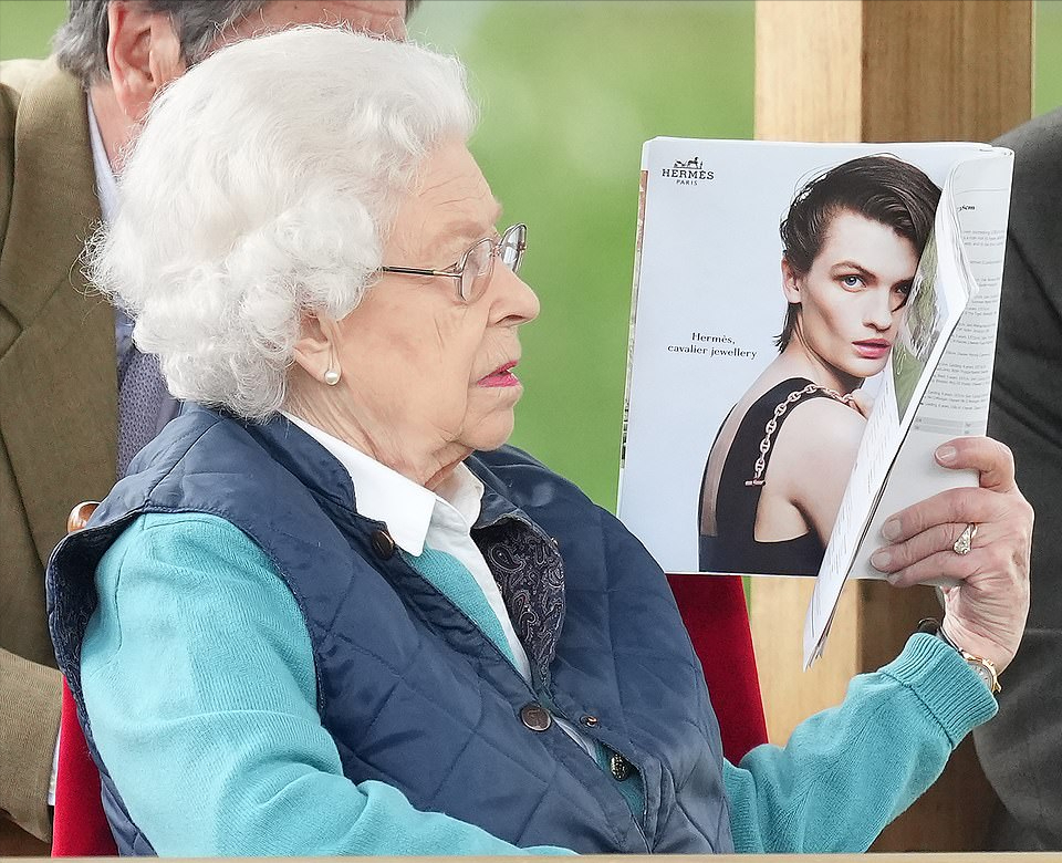 全球时尚风行|英女王不受哈里影响开心亮相！叠穿马甲像普通老太，自驾路虎好猛