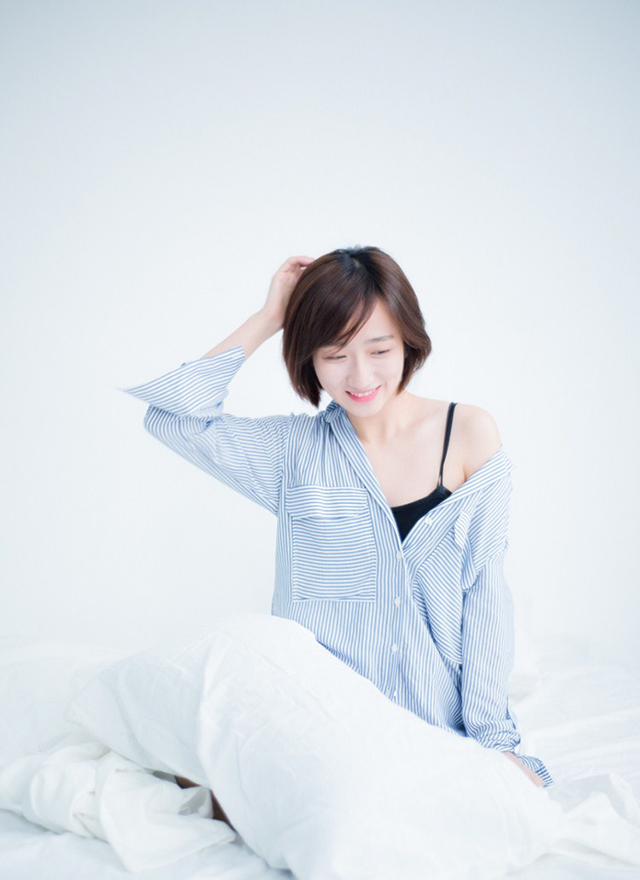 健身|食色131——高清美女写真套图：短发条纹衬衫美少女