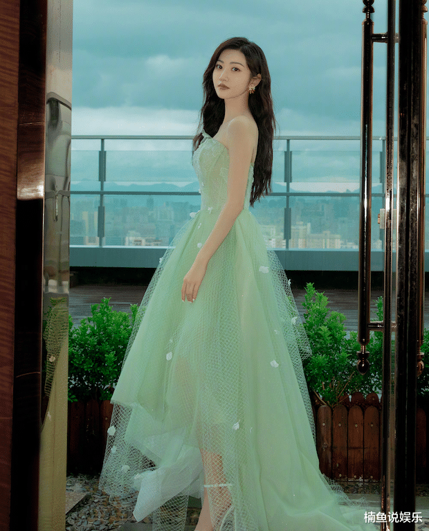 景甜|景甜每一次出场都惊艳！雨中撑伞大秀香肩，穿绿纱裙好似花仙子