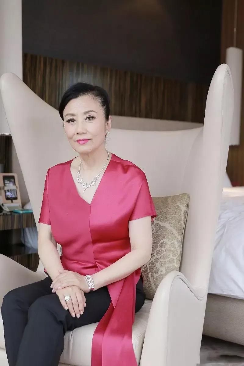 闲鱼有话说|汪明荃又引领一波“奶奶时尚”，穿玫红上衣配小黑裤，时髦又精致