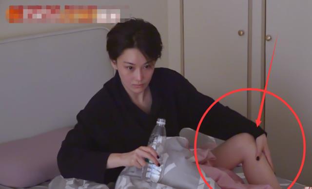 张馨予|张馨予睡觉不穿睡裤，起床习惯性撩开被子，导演摄像机都来不及关