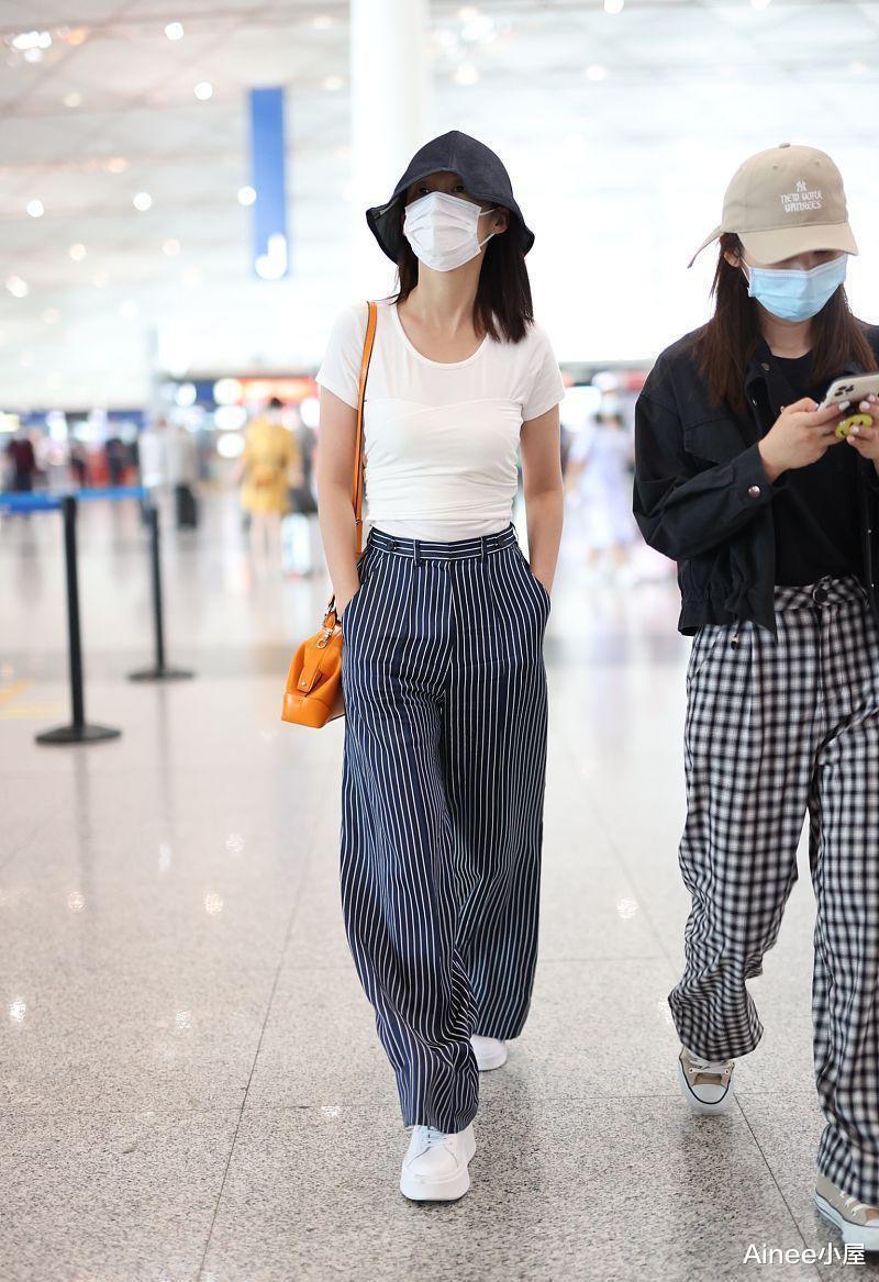 穿衣搭配|李沁的少女感是条纹给的，露肩衬衫配纸袋裤，纤细身材直观可见
