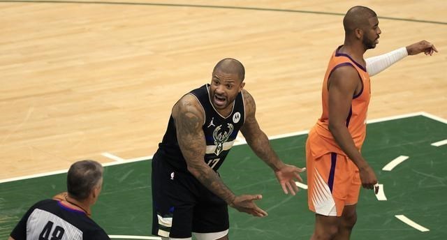 清浅微笑的我|2年2400万，冠军也留不住我！塔克把话挑明，篮网等来良机