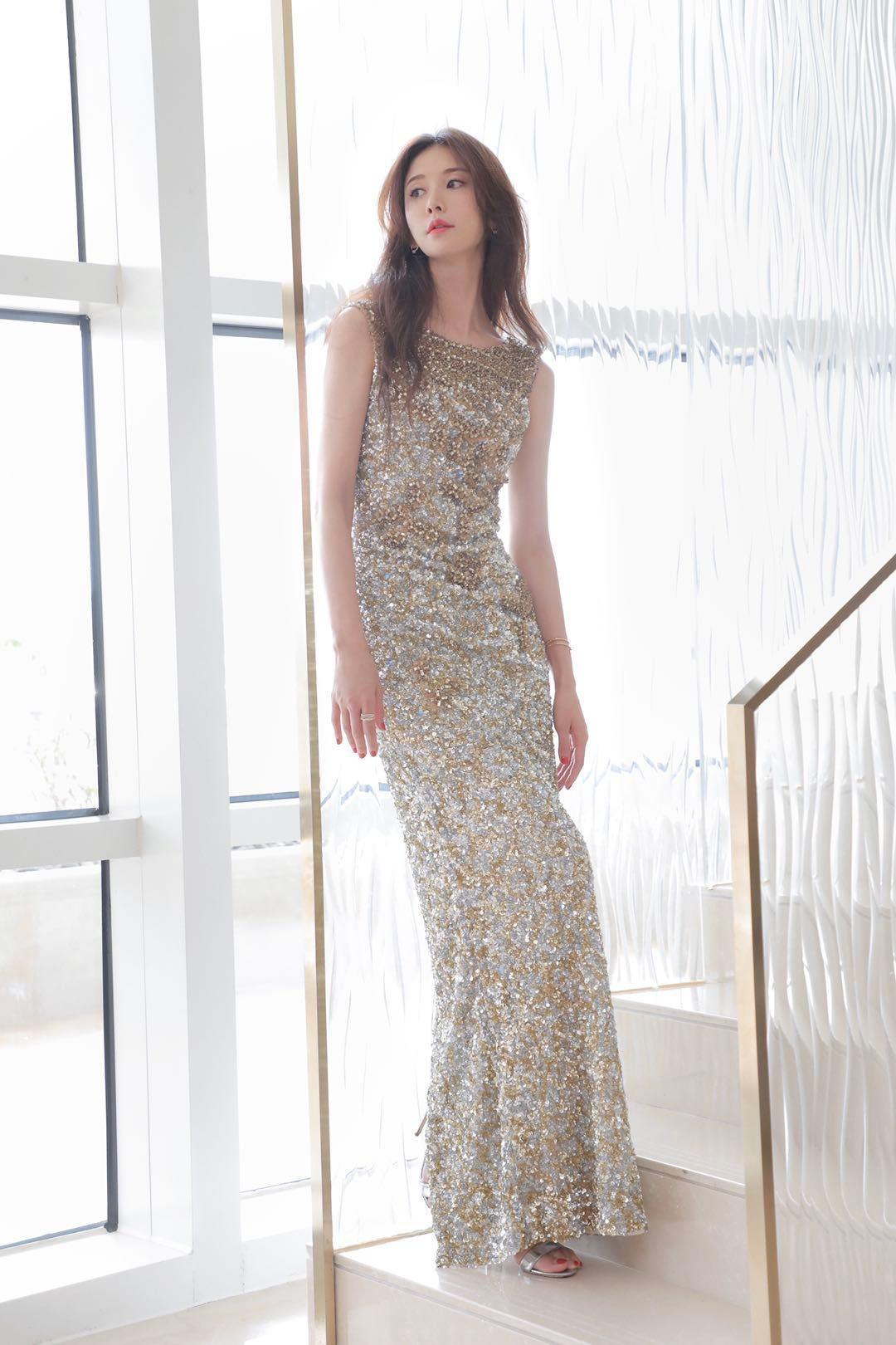 林志玲|日本媳妇林志玲真会穿，一袭蕾丝连衣裙高贵优雅，时髦洋气