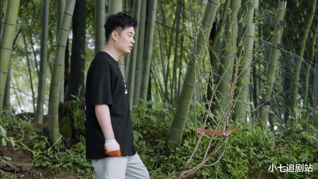 张艺兴|裤脚全是泥，一直默默做事，因没做饭而自责，被这样的张艺兴圈粉