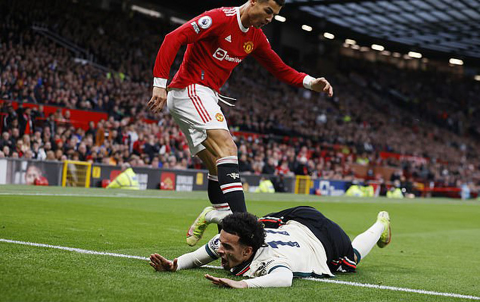 那些你很冒险的梦 利物浦本想狂屠曼联,发现裁判同情红魔收手!认为曼联应5人染红