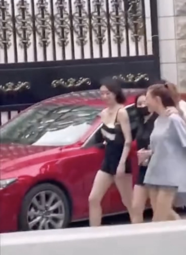 王思聪|王思聪与仨美女逛街，他对最朴素那位情有独钟，手自然搭对方肩上