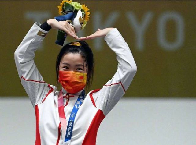 杨幂 冠军杨倩事业大爆发!穿T恤越来越有女明星范,却没有拍大片惊艳
