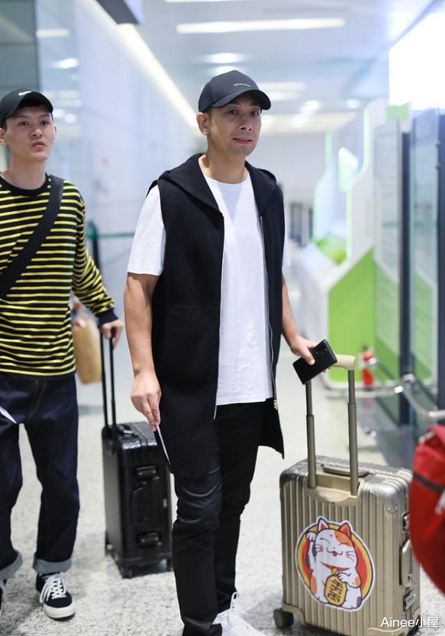 Ainee小屋|赵文卓三口同框挺幸福,妻女穿得干练大方,他却穿得休闲有型