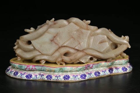 |清代，和田玉“海水龙纹”山子摆件