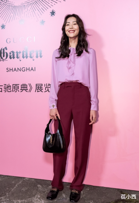 蓓小西|秋天穿搭时尽量别搭小白鞋！时髦精都在穿乐福鞋，高级又显气质