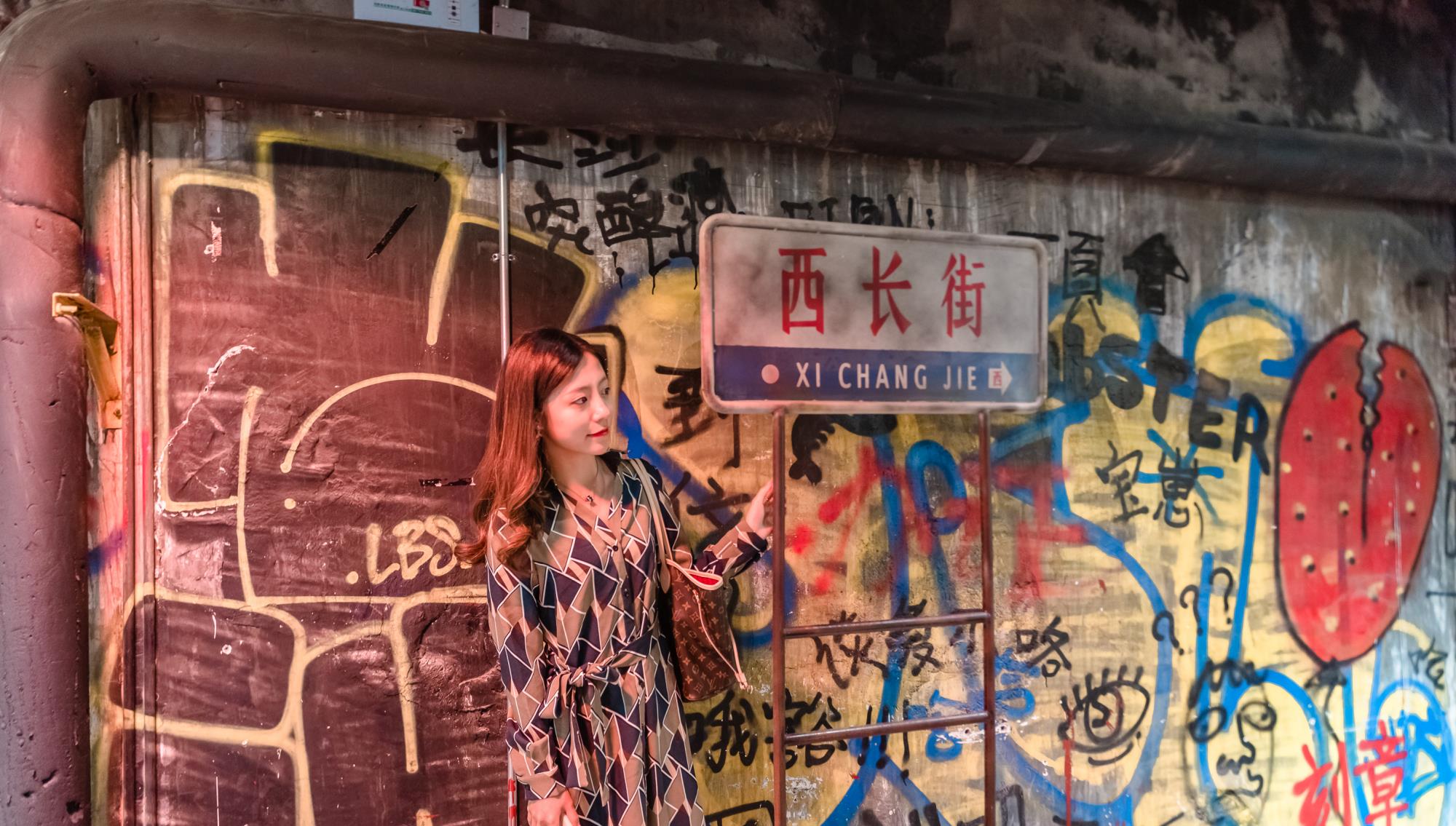 只为调好角度 为什么游客都要去文和友，排队上万桌，建筑神奇魔幻拍照好看