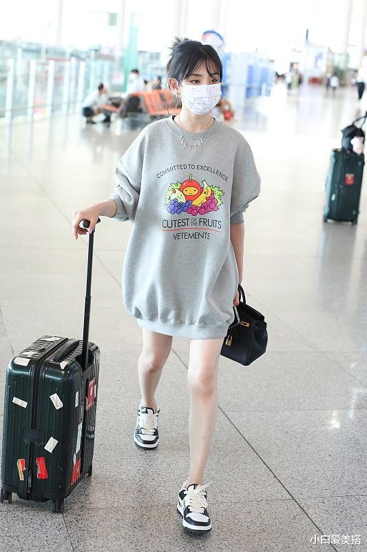 小白爱美搭|都说女大十八变，宋祖儿长大没变化，穿蓝色吊带裙还是那么可爱