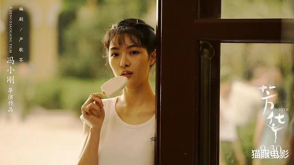 钟楚曦|钟楚曦穿红吊带裙完美驾驭港风，颜值不输港姐，网友：天生女明星