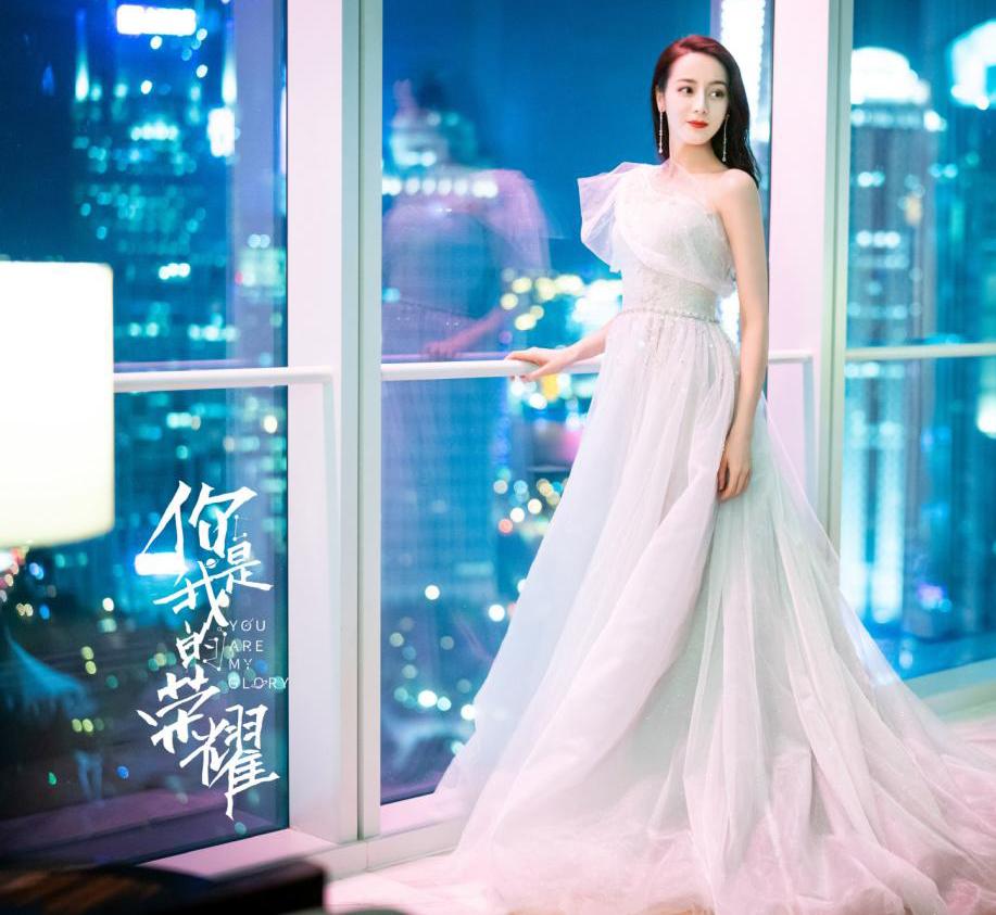 美颜|女星穿婚纱能有多美？迪丽热巴性感高级，毛晓彤美成复古画报女郎