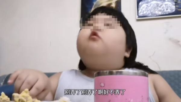 39健康网|荒唐！三岁女童被父母打造成网红吃播，胡吃海喝喂到七十斤
