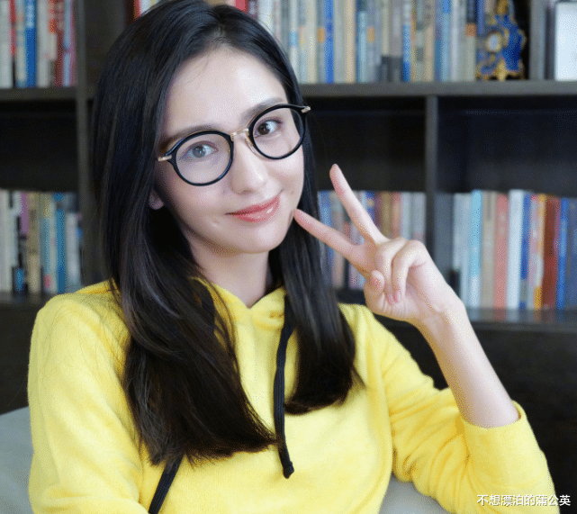 佟丽娅|38岁佟丽娅亮相活动，穿白裙再现“纸片人”身材，刚下台就冻得穿外套