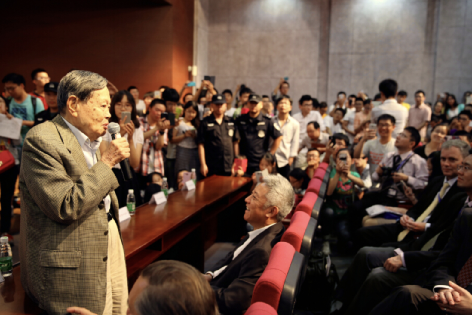 杨振宁在物理学界的地位和成就有多高?成就比肩爱因斯坦?