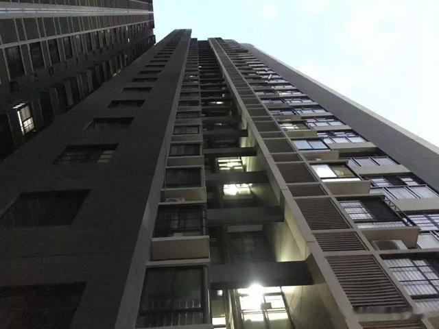 陕西都市快报 小区高层安装空调，冲击钻突然掉落砸中楼下婴儿