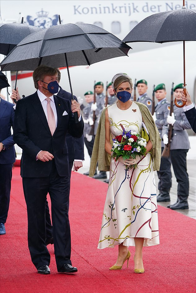 荷蘭王後訪問德國大翻車！遇大雨傘都刮破打翻，一身印花白裙好仙-圖2