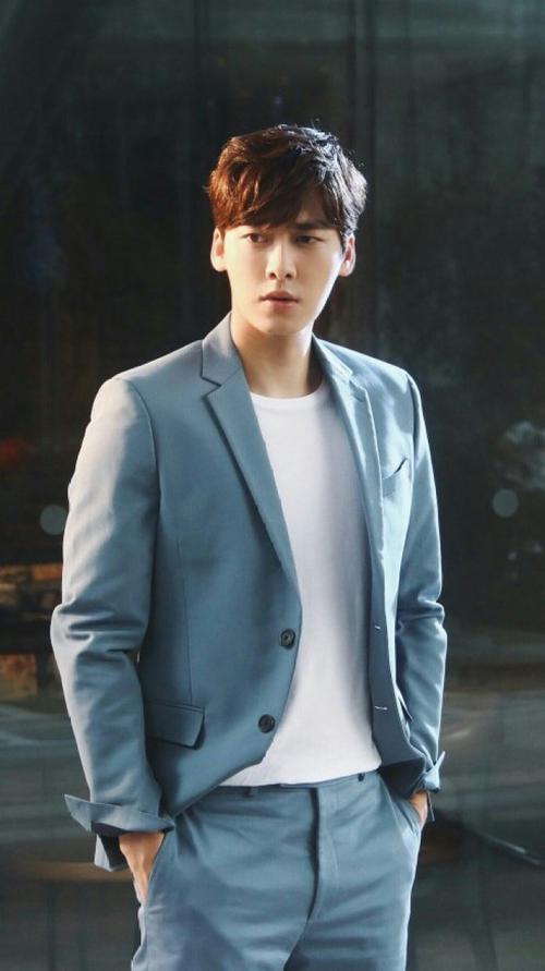 Ala的陪伴|李易峰怎么可以这么帅呢，穿搭也很好看，真是人间宝藏啊