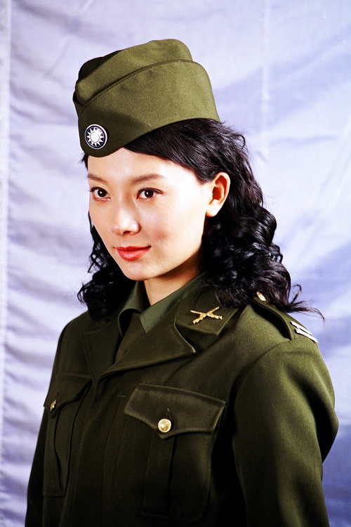 迪丽热巴|40位女明星军装照：赵丽颖金晨英气逼人，热巴娇俏，景甜青春可人