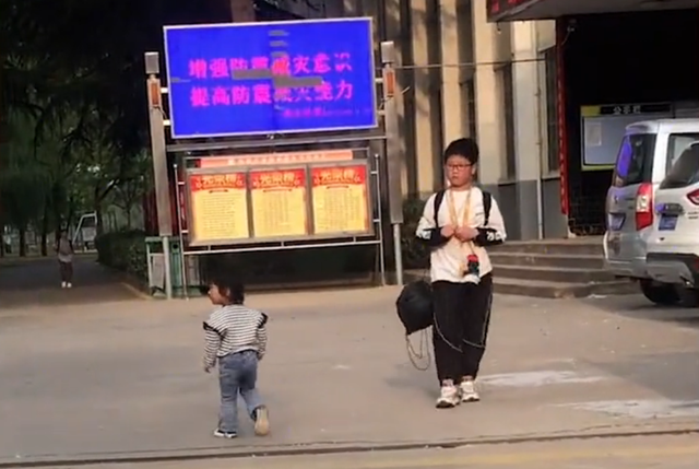 安然说社会 河南:妈妈带女儿去学校接哥哥,兄妹俩擦肩而过,网友忍不住笑了