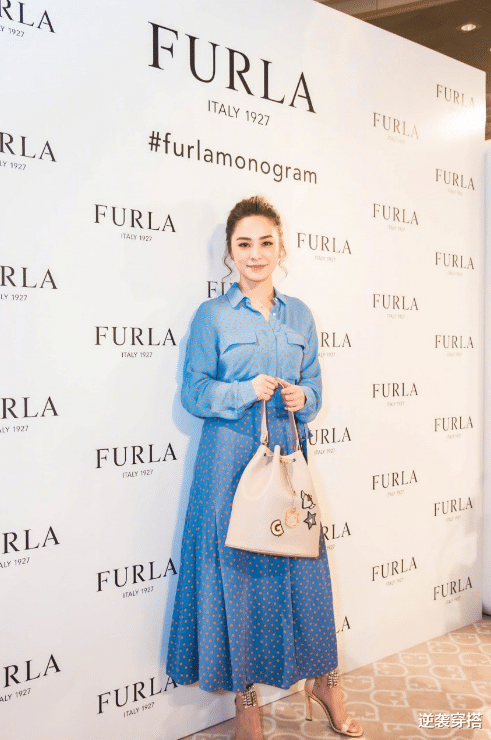 梅婷|当40岁阿娇与45岁梅婷同台，年仅差5岁，  气质与气场却相差悬殊