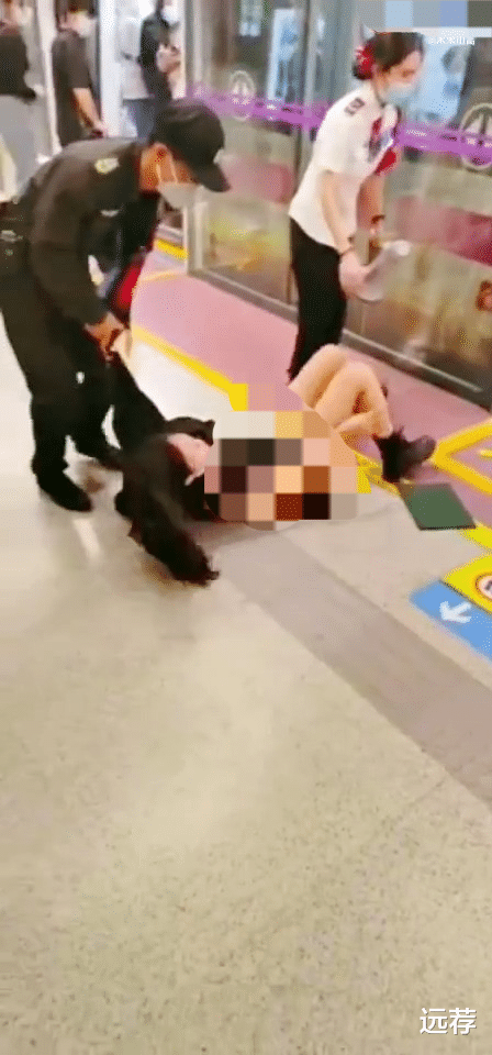 保安 西安地铁保安将女乘客强行拖拽下车引争议!女子衣物破裂!