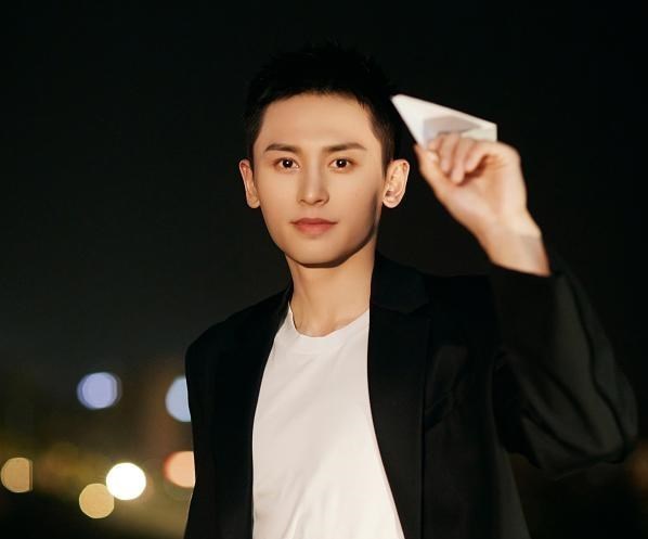 渴望爱情的素一一 张哲瀚被曝将常驻综艺,或搭档李汶翰,与众爱豆入住“浪花小屋”