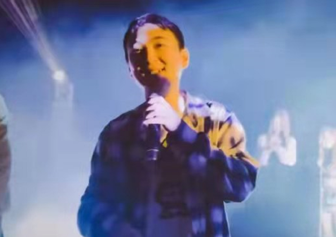 李易峰|王思聪34岁生日美女如云！穿格子衫形似路人，被辣妹包围一脸淡定