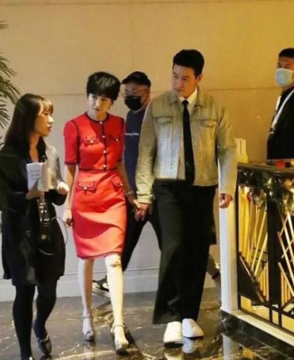 岳云鹏|陆毅夫妇合体参加活动，老婆穿小香风像贵妇，自己却胖成油腻大叔