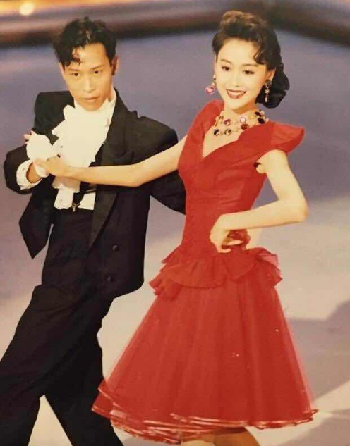 梁小冰|演员梁小冰被指近况凄凉，直播暴露狭小住房，卧室和厨房一门之隔